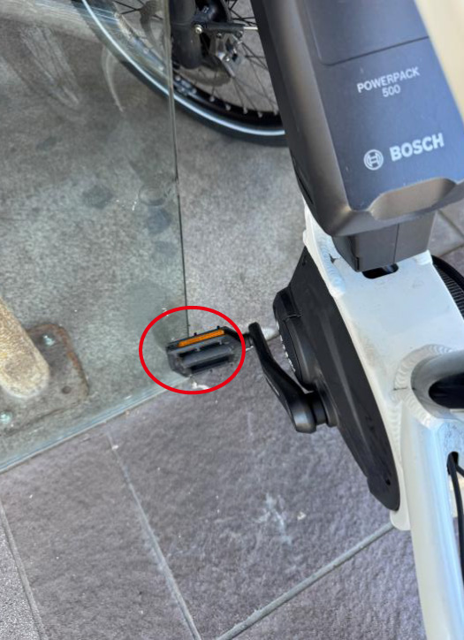 Be careful of the glass — ガラス面にご注意